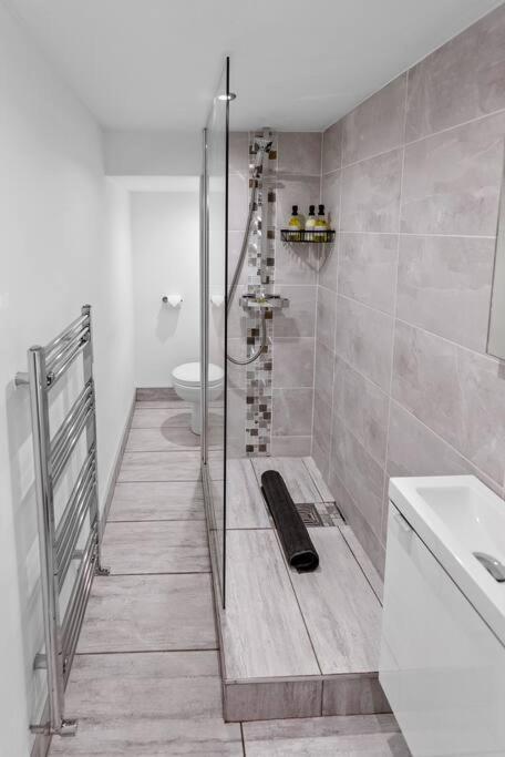 Newly Refurbed, Central Apartment With Free Parking And Hot Tub 莱瑟姆-圣安妮 外观 照片
