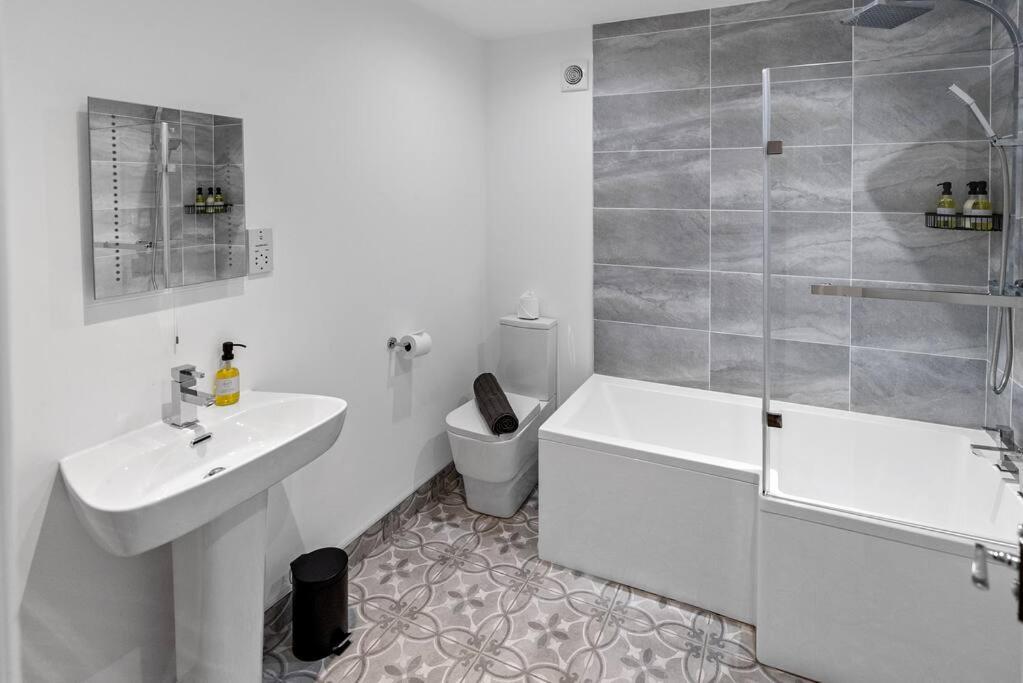 Newly Refurbed, Central Apartment With Free Parking And Hot Tub 莱瑟姆-圣安妮 外观 照片